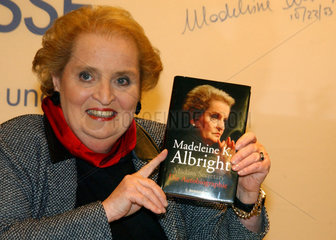 Madeleine Albright stellt ihre Biographie vor