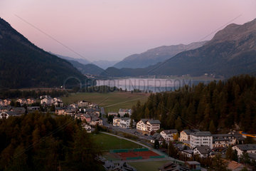 Sils Maria  Schweiz  Sonnenuntergang ueber dem Silvaplanersee und dem Bernina Gebirge