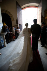 Sevilla  Spanien  frisch getrautes Brautpaar verlaesst die Kirche