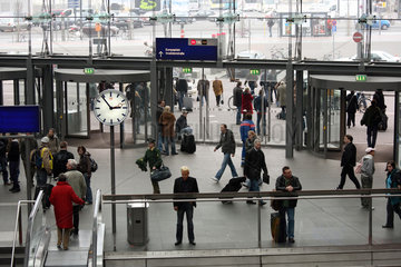 Eingangsbereich im Hauptbahnhof in Berlin  Deutschland