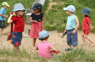 Saarbruecken  Deutschland  kleine Kinder spielen im Sandkasten einer Kindertagesstaette
