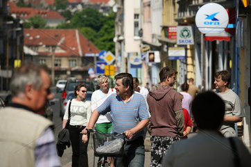 Zgorzelec  Polen  Passanten auf der Hauptstrasse im Stadtzentrum