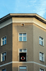 Berlin  Deutschland  Altbau an der Skalitzer Strasse mit einem Rettungsring im Fenster