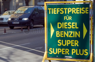 Wien  Oesterreich  Hinweisschild fuer Kraftstoff-Tiefstpreise