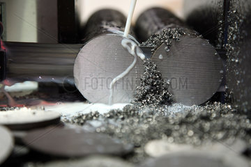 Posen  Polen  Teststuecke unter einer Metallsaege werden gekuehlt mit einer Spezialfluessigkeit