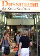 Berlin  Eingang zum Dussmann Kulturkaufhaus