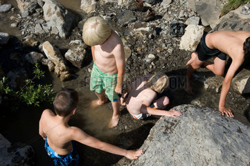 Blatti Alm  Schweiz  Jungen waschen sich in einem Fluss