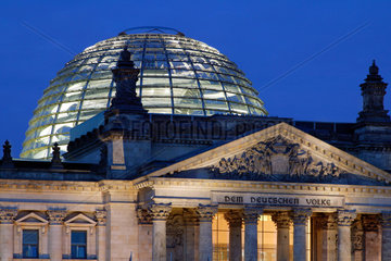Berlin  Reichstagskuppel und Portal in der Daemmerung