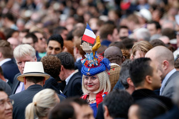 Paris  Frankreich  elegant gekleidete Frau mit Hut in den franzoesischen Nationalfarben
