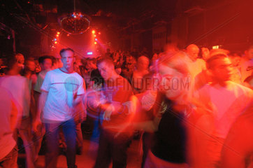 Partygaeste in einem Berliner Club tanzen und feiern