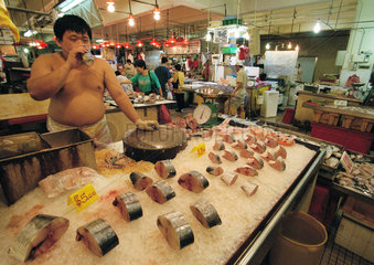 Fischhaendler auf einem chinesischen Wochenmarkt