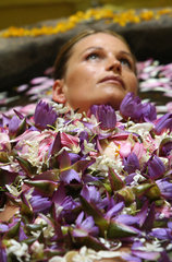 Wadduwa  Sri Lanka  Ein Frau nimmt ein ayurvedisches Blumenbad