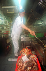 Koch beim Zubereiten von Meeresfruechten  Hongkong