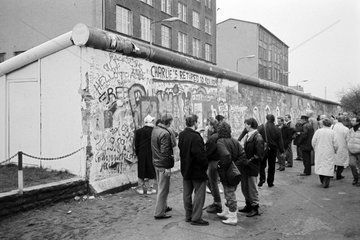 Berlin  Deutschland  Menschen an der Mauer am Checkpoint Charlie