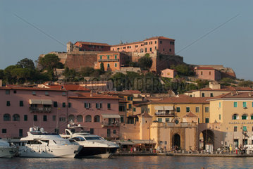Portoferraio  Italien  Stadtansicht mit Hafen
