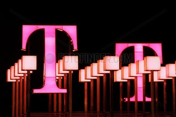 Leuchtreklame der Deutschen Telekom bei Nacht