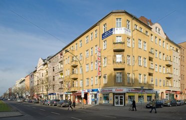 Berlin  Deutschland  Wohnhaeuser in der Muellerstrasse Ecke Nazarethstrasse