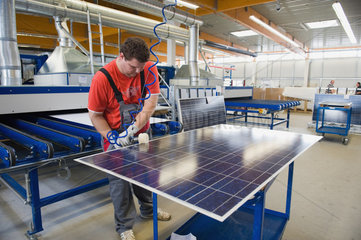 Prenzlau  Deutschland  Mitarbeiter poliert Photovoltaikmodul
