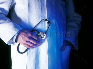 Detail von einem Arzt mit weissem Kittel und Stethoskop
