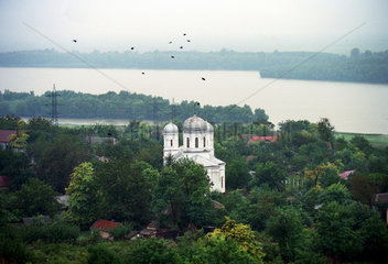 Rumaenisch-orthodoxe Kirche zwischen Baeumen an der Donau  Seimeni  Rumaenien