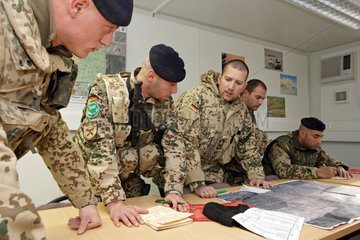 Mazar-e Sharif  Afghanistan  Bundeswehrsoldaten der ISAF-Schutztruppe
