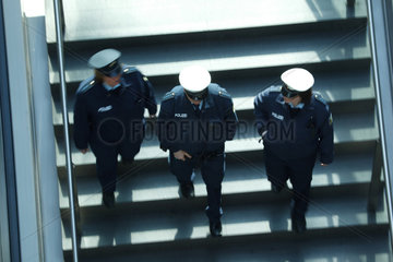 Berlin  Deutschland  Polizisten machen einen Kontrollgang durch den Berliner Hauptbahnhof