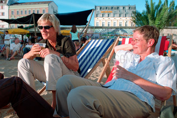 Berlin  Frauen in der Strandbar am Speicher