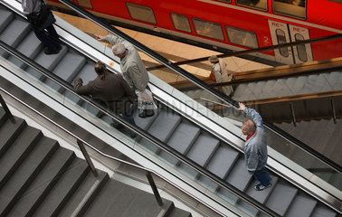 Maenner auf einer Rolltreppe im Hauptbahnhof in Berlin  Deutschland