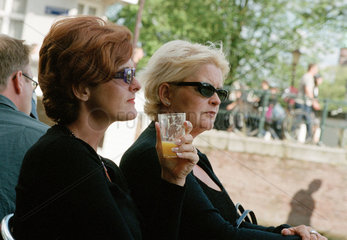 Zwei Frauen in einem Café in Amsterdam  Niederlande