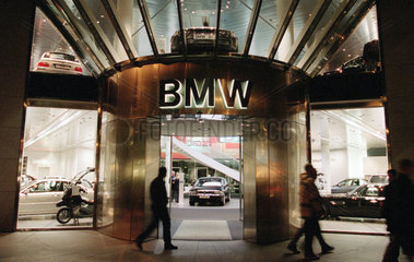 BMW Group AG Ausstellungsgebaeude in Berlin am Abend