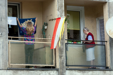 Poznan  Polen  polnische Flagge auf Balkon