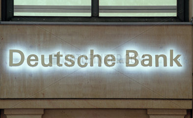 Der beleuchtete Schriftzug Deutsche Bank bei Nacht