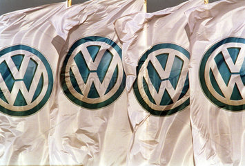 Fahnen mit dem Volkswagen Logo im Wind