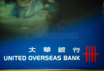 Beleuchtetes Reklameschild der United Overseas Bank
