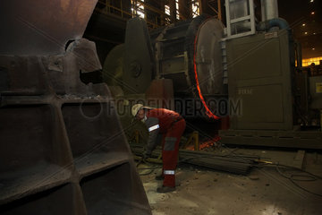 Warschau  Polen  ein Stahlwerker im Stahlwerk ArcelorMittal Warszawa