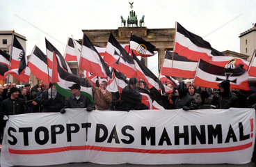 Berlin  Rechte demonstrieren vor dem Brandenburger Tor gegen das Mahnmal