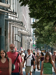 Berlin  Touristen spazieren auf dem Gehweg Unter den Linden