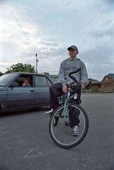 Ein Junge auf dem Fahrrad in einer Ortschaft in Polen