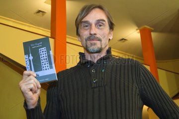 Berlin  Deutschland  Andre Hennicke im Kino Babylon mit seinem Buch Der Zugriff