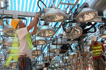 Hong Kong  China  Elektriker installieren Lampen