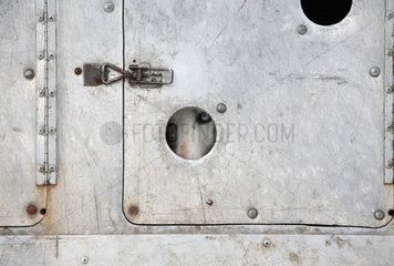 Saelen  Schweden  Siberian Husky schaut durch ein Guckloch einer Transportbox