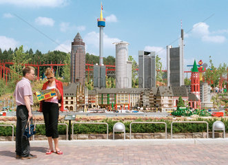 Ein Paar im deutschen Legoland vor Frankfurts Skyline