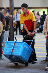 Hong Kong  China  Zusteller von DHL bei der Arbeit