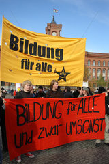 Berlin  Deutschland  Schueler protestieren fuer eine bessere Bildungspolitik