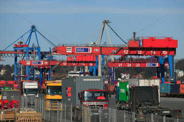 Hamburg  Deutschland  LKW bringen und holen Container vom Containerterminal