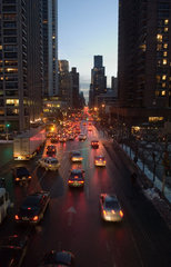 Blick auf die Second Avenue Richtung Downtown im Abendlicht