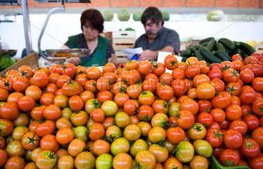 Olhao  Portugal  Tomaten in einer Markthalle in Olhao