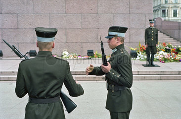 Ehrengarde am Freiheitsdenkmal in Riga  Lettland