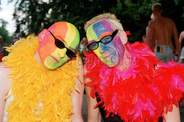 Maennerpaar in Regenbogenfarben geschminkt zum CSD