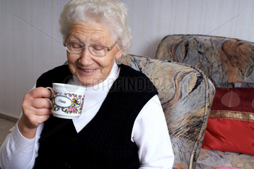 Nauen  Deutschland  eine Rentnerin geniesst eine Tasse Tee